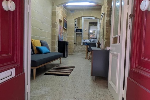 Apartment, 1 Bedroom, Smoking, City View | Interior