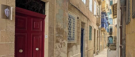 Apartment, 1 Bedroom, Smoking, City View | Property entrance