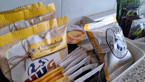 A tray with various packaged items, including a bag labeled "Ballaststoffquelle" and another with "Café Bora" branding. - Casa Romana  (Sanremo)