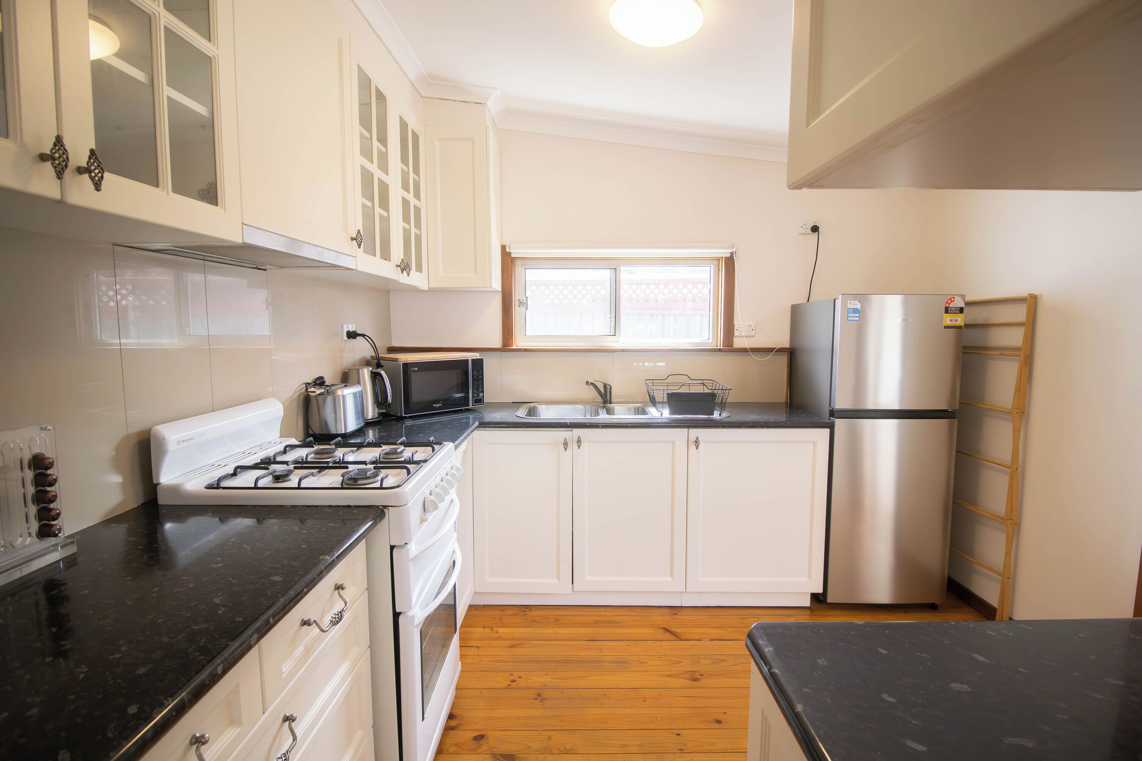 Een koelkast, een microgolfoven, een oven, een kookplaat