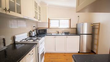 Een koelkast, een microgolfoven, een oven, een kookplaat