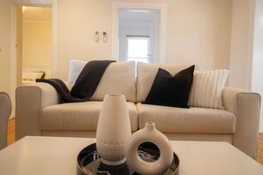 Televisie, een open haard en een kantoor