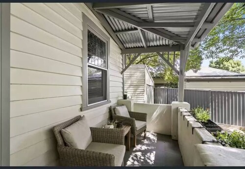 Welcome to Cosy Cottage – your peaceful 2-bedroom home in the heart of Ballarat