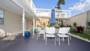 Outdoor dining - Shells on the Shore 2, 9 Lentara St - Air Con, Wi-Fi, Linen, Bed Making (Fingal Bay)