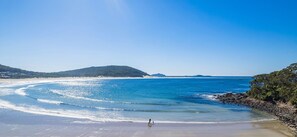 Beach nearby - Shells on the Shore 2, 9 Lentara St - Air Con, Wi-Fi, Linen, Bed Making (Fingal Bay)