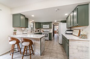 Frigorifero, microonde, forno, piano cottura