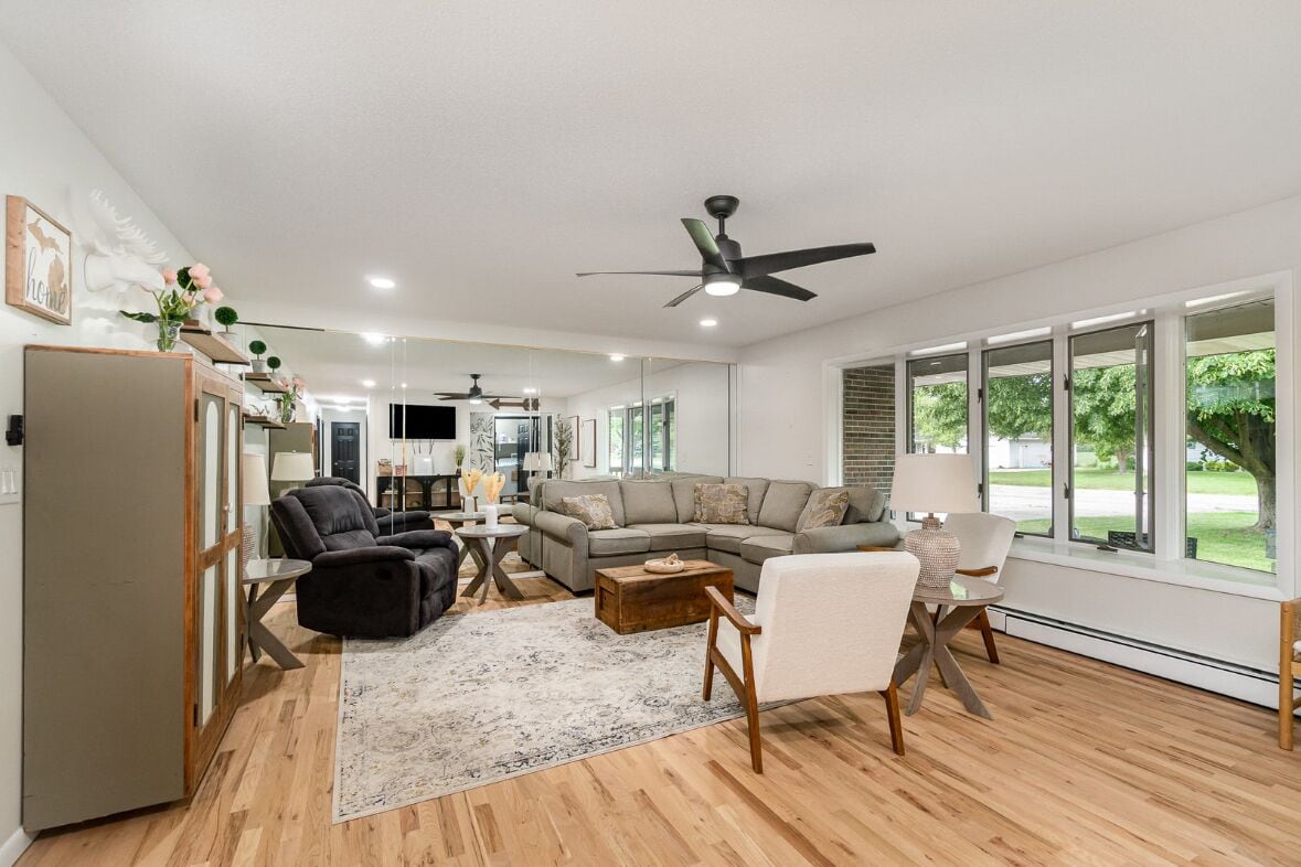 Smart-TV, DVD-Player, Tischfußball, Bücher