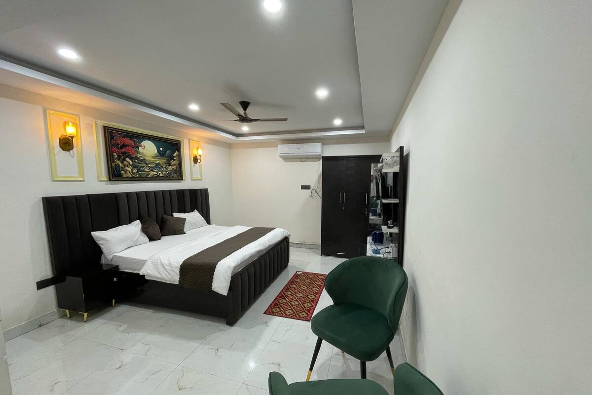 Une chambre à coucher moderne avec un lit, un bureau et une chaise.
