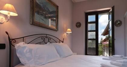 La Cantinella Country House La Morra: Apartment wing of the farmhouse