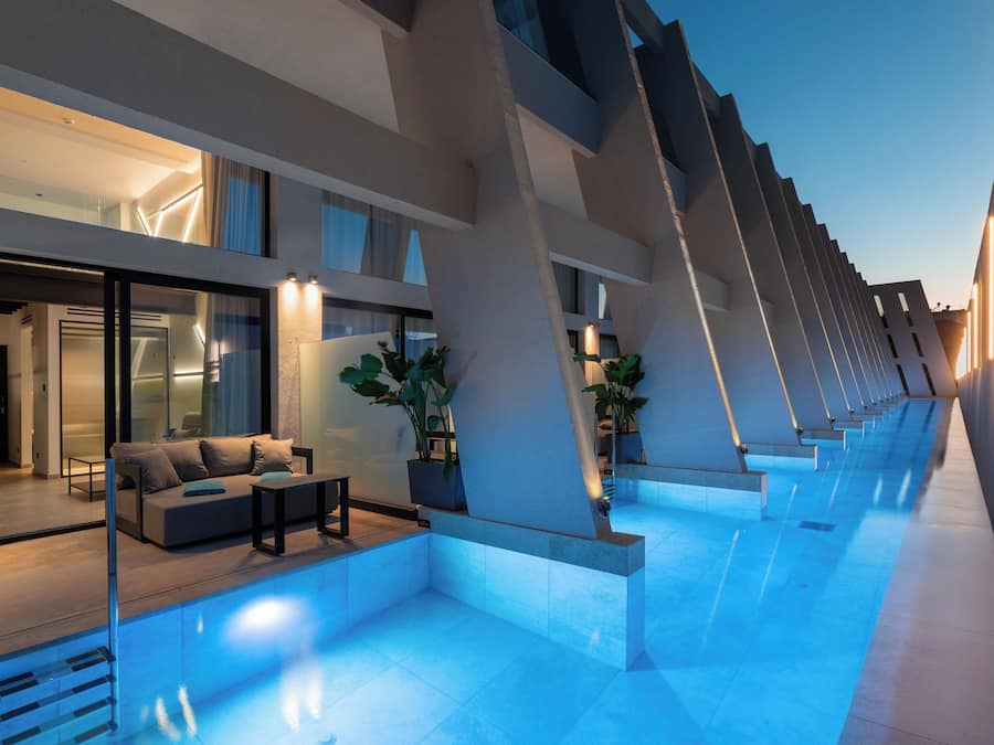 15 utendørsbassenger, bassengparasoller og solsenger