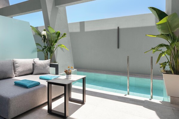 In-room safe, soundproofing, iron/ironing board, free WiFi