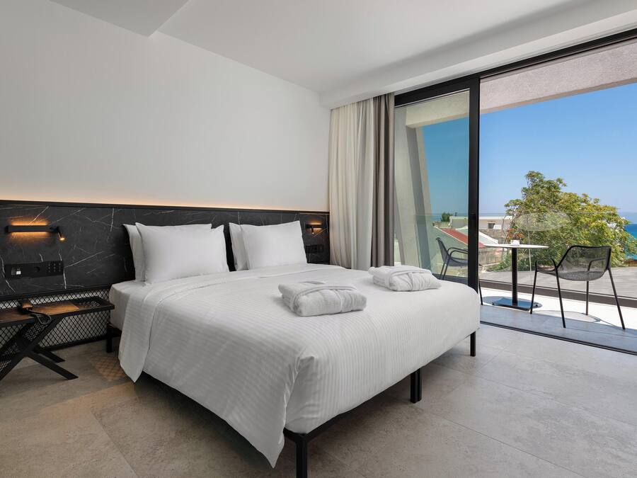In-room safe, soundproofing, iron/ironing board, free WiFi
