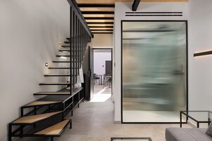 Junior Suite with Loft Private Pool | Caja fuerte, sistema de insonorización, tabla de planchar con plancha