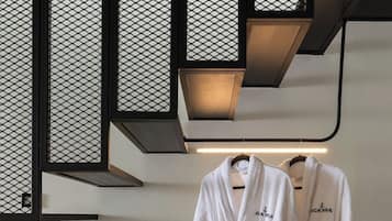 In-room safe, soundproofing, iron/ironing board, free WiFi