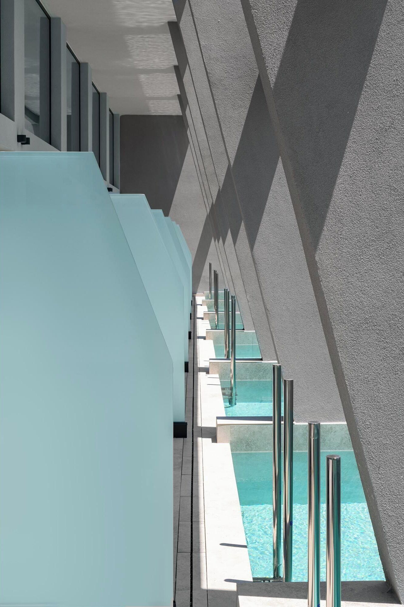 Ein modernes Interieur mit Poolbereich, inklusive einer Treppe zum Pool und Blick auf den Himmel.