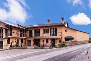 Exterior - La Cantinella Country House La Morra: Barbera Room (La Morra)