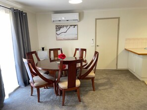Dining - Coastal Retreat in Rosebud ! (Rosebud)