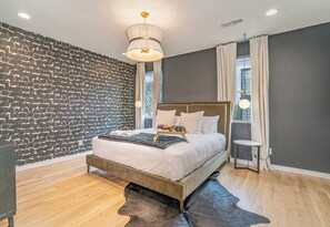 6 habitaciones, tabla de planchar con plancha y cuna de viaje