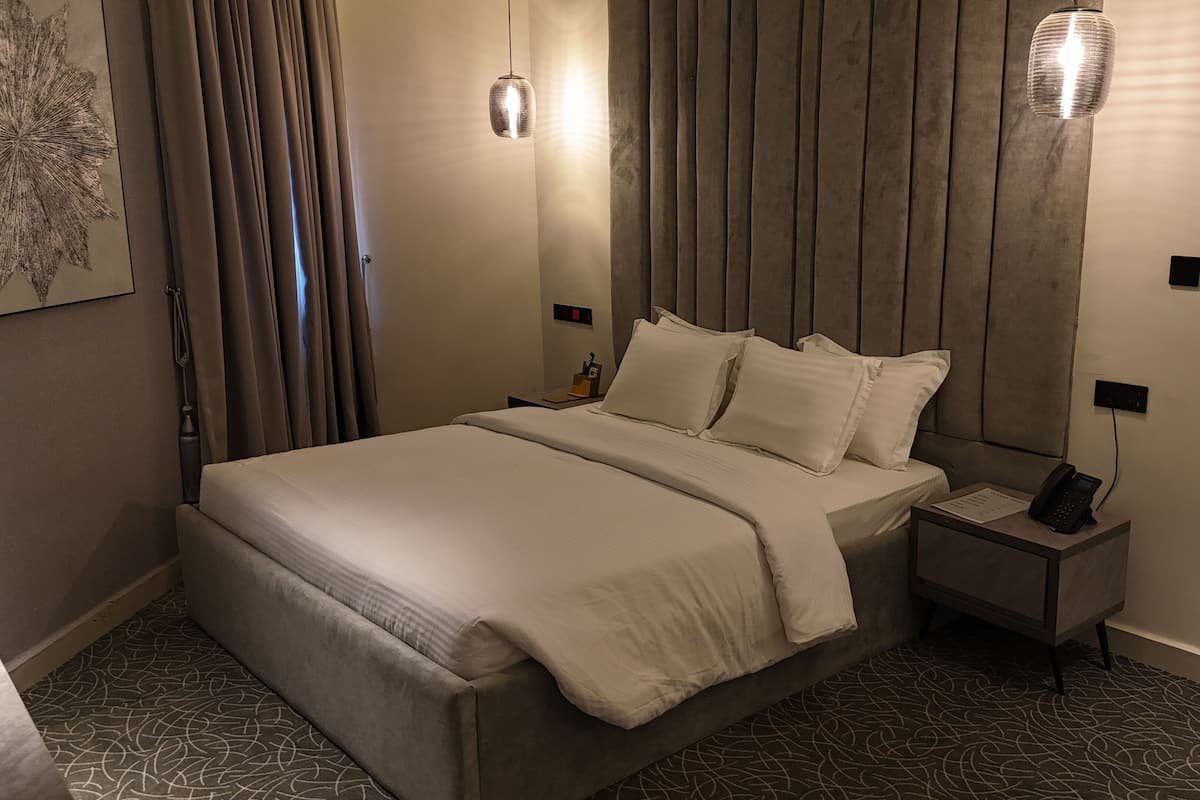 Leilighet – standard, 1 queensize-seng | Sengetøy av topp kvalitet, memory foam-senger og safe på rommet