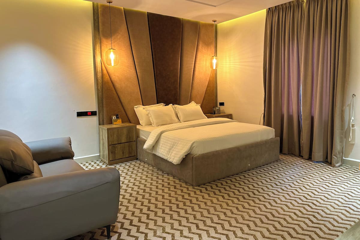 Superior Single Room, 1 Queen Bed, Air conditioning | 1 bedroom, premium bedding, memory-foam beds, in-room safe