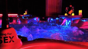 A hot tub area with a sign that reads "Ringing For SEX". - Furnished duplex Xcoquine Spa & pool (Tourves)