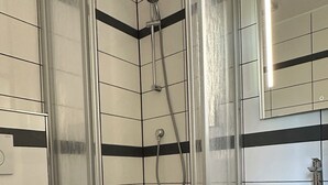A bathroom with a glass-enclosed shower, a white sink, and a toilet. - Your haven of peace near Hamburg Airport (Quickborn)