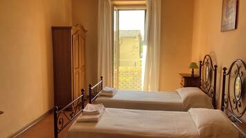 3 Schlafzimmer, Schreibtisch, Bügeleisen/Bügelbrett, Reisekinderbett