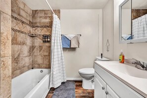 Douche, sèche-cheveux, serviettes fournies, shampoing