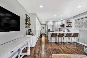 Fridge, microwave, oven, stovetop - Peaceful 3BR Escape With National Forest Access (Fincastle)