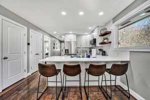 Fridge, microwave, oven, stovetop - Peaceful 3BR Escape With National Forest Access (Fincastle)