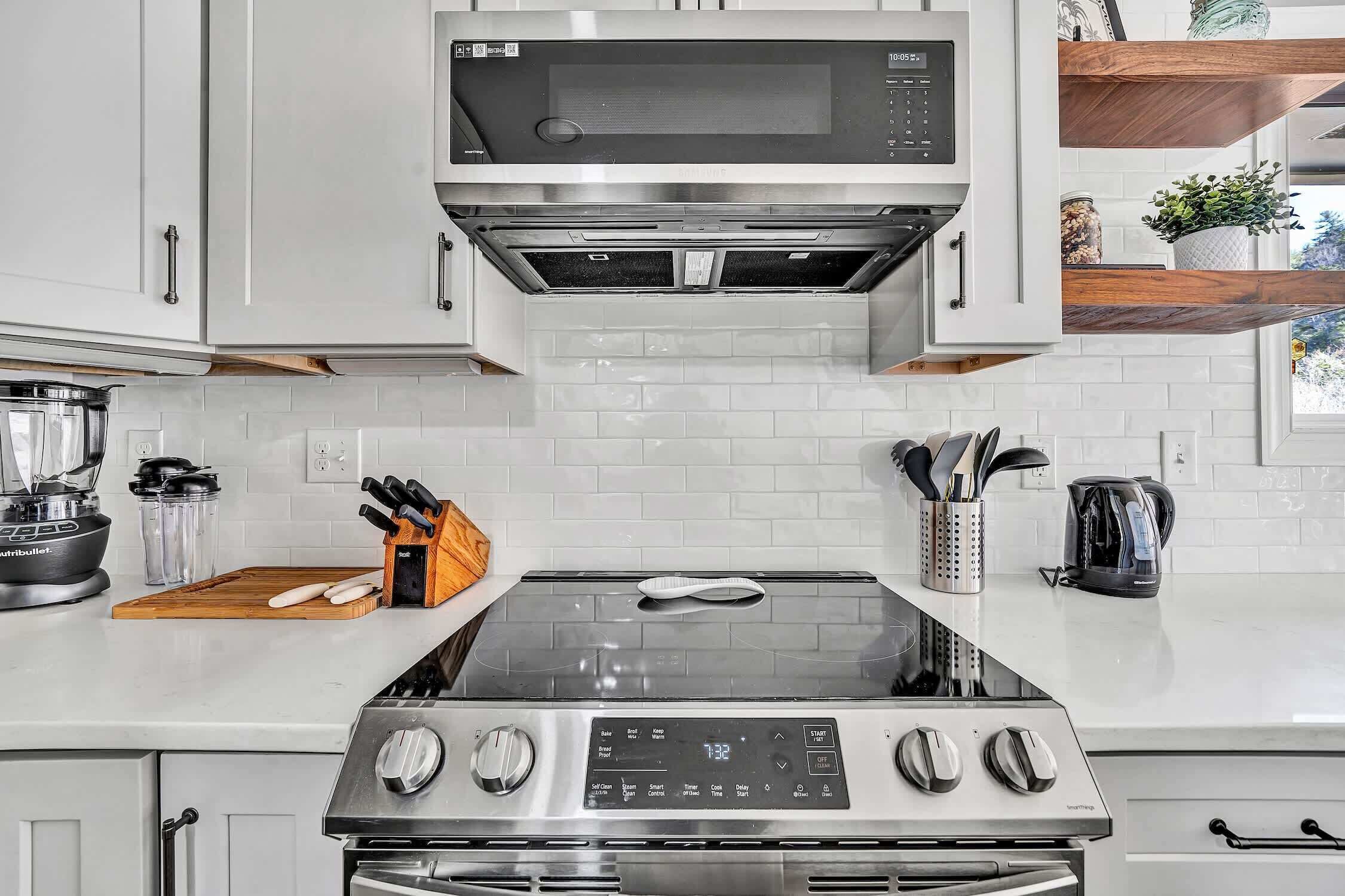 Refrigerador, microondas, horno y parrilla de estufa 