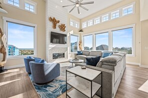 TV, peis, DVD-spiller og filmbibliotek