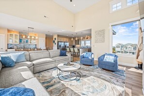 TV, peis, DVD-spiller og filmbibliotek