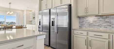 ثلاجة، ميكروويف، فرن، موقد طهي مسطح