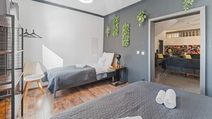 Un dormitorio moderno con dos camas, un escritorio y una silla.