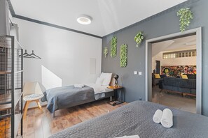 6 bedrooms, desk, travel cot, WiFi