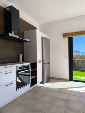 Fridge, oven, dishwasher, coffee/tea maker