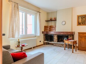 TV - Lovely apartment for 6 people with WIFI, TV and terrace (Dongo)