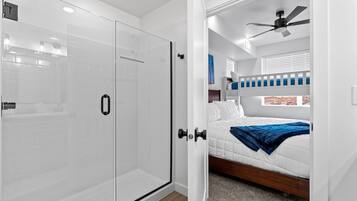 2 habitaciones, tabla de planchar con plancha, cuna de viaje y wifi