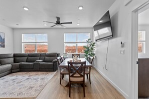 Interior - Zion Cliffside Retreat l Gem for Relaxation (Hurricane)