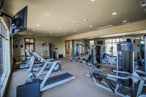 A gym with treadmills, weight machines, and a mirrored wall. - Zion Cliffside Retreat l Gem for Relaxation (Hurricane)