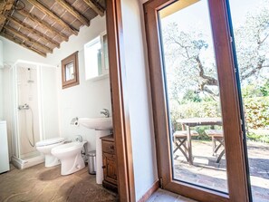 Bathroom - Stunning private villa for 3 guests with A/C, WIFI, TV, terrace, pets allowed and panoramic view (Casale Marittimo)