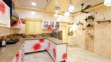 Deluxe Apartment, 2 Bedrooms | Shared kitchen