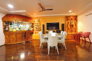 Apartamento luxo, 2 quartos | Área de estar