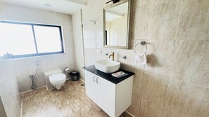 Deluxe apartman | Fürdőszoba | Zuhanyzó/kád kombinációja, hajszárító, törölközők és szappan