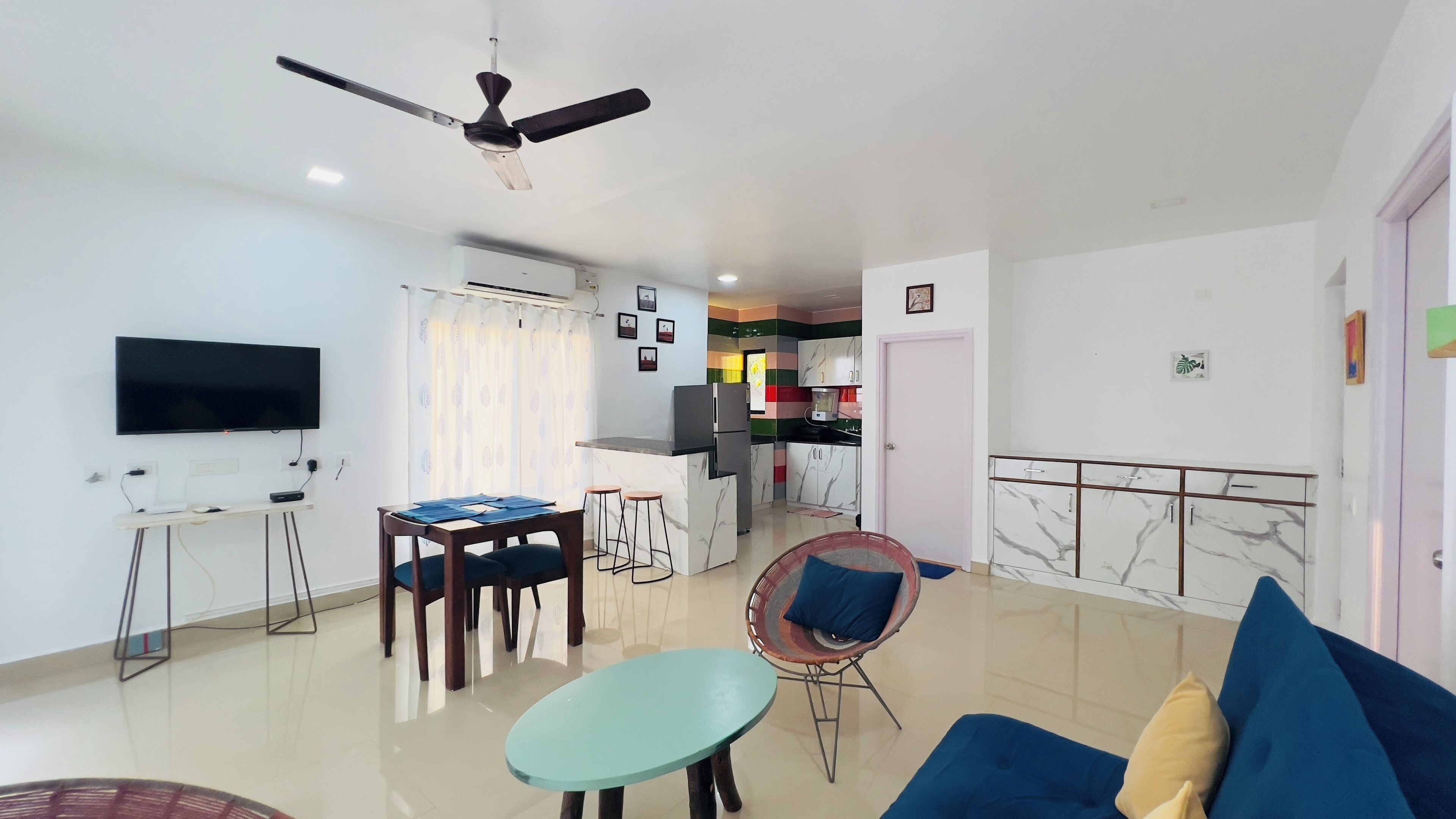 Leilighet – basic | Oppholdsområde | En 31-tommers LCD-TV med kabel-kanaler