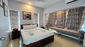 Escritorio, espacio para trabajar con laptop y wifi gratis