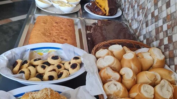 بوفيه فطور مجانًا يوميًا