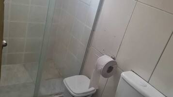 Ducha, toallas, jabón, papel higiénico