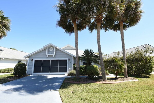 Property grounds - Beach Steps Away, Fenced Yard, Bikes & Pets OK! (Palm Coast)